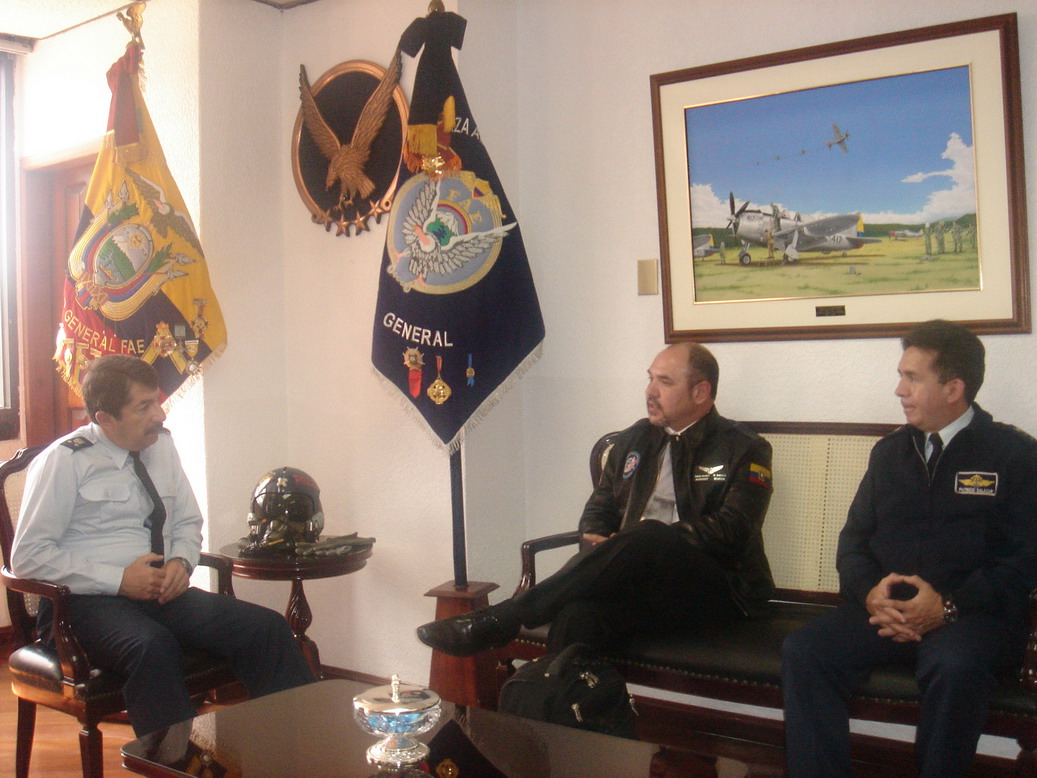 El comandante general de FAE, el Jefe del Dpto Aeroespacial de FAE  y el ASA/T Ronnie Nader